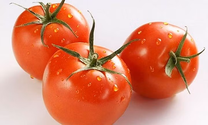 Cà chua đỏ: Cà chua chứa hàm lượng lycopene cao, có tác dụng giúp chống ung thư tuyến tiền liệt, ung thư thực quản và ung thư đại tràng. Lycopene chủ yếu được tìm thấy trong các sản phẩm cà chua nấu chín như súp, món hầm và nước sốt cà chua.