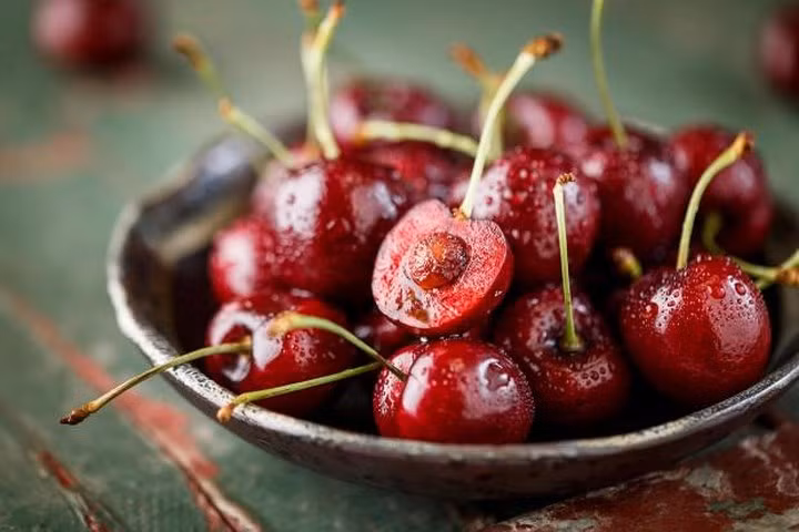 Anh đào: Các anthocyanin trong anh đào tạo ra màu đỏ sẫm cho trái cây này. Những anthocyanin này bảo vệ cơ thể bạn khỏi sự hư hại từ các gốc tự do và độc tố môi trường làm tăng tốc độ lão hóa của bạn, nó cũng có thể gây chết hoặc tổn thương tế bào.
