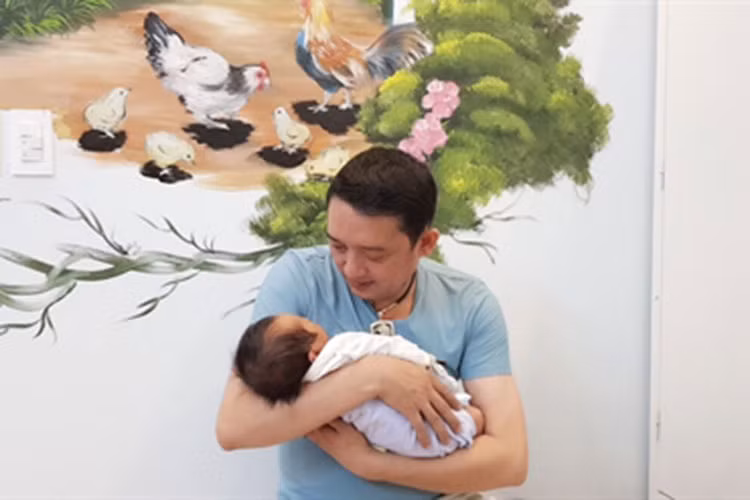 Chiến Thắng chia sẻ trên Đất Việt, anh thường xuyên chăm con giúp vợ từ việc thay tã bỉm, pha sữa đến bồng bế. Nam danh hài cũng không quên mua đồ tẩm bổ cho vợ sau sinh. Ảnh: FBNV