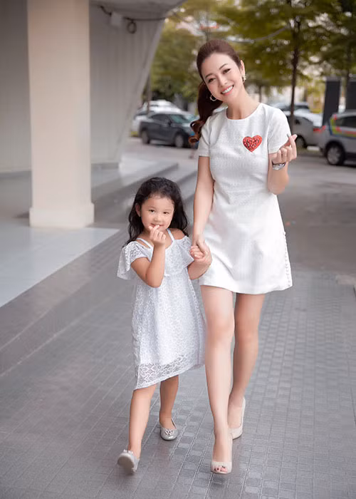 Dù đã mẹ bỉm sữa của 3 nhóc tì, Jennifer Phạm vẫn giữ được vóc dáng thon gọn.