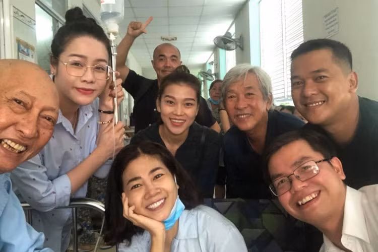 Chia sẻ hình ảnh bên Mai Phương, nghệ sĩ Lê Bình để lại dòng chú thích: "Bệnh thăm bệnh. Vui tình nghệ sĩ". Dù mắc bệnh hiểm nghèo, hai diễn viên vẫn luôn lạc quan, mạnh mẽ. Ảnh: FBNV