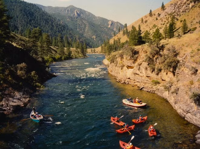 Đi bè trên sông Salmon ở bang Idaho, Mỹ là một trải nghiệm phiêu lưu bởi những vùng hoang dã xung quanh khu vực.