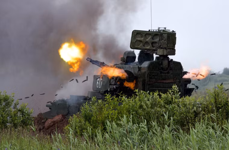 Hệ thống phòng không tự hành 2K22 Tunguska do Liên Xô sản xuất nhằm thay thế tổ hợp ZSU-23-4 lỗi thời dành cho nhiệm vụ chiến đấu chống mục tiêu máy bay, trực thăng, UAV, tên lửa hành trình bay thấp. Khi cần, nó có thể hạ nòng bắn phá các mục tiêu xe bọc thép, công sự phòng ngự, bộ binh...