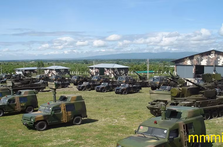 Theo mạng blog quân sự Myanmar, một hệ thống phòng không Tunguska M1 gồm 6 xe chiến đấu 2S6M1. Do vậy, 38 đơn vị xe 2S6M1 sẽ là 6 hệ thống còn hai xe lẻ là dùng để huấn luyện. Ảnh: 3 xe 2S6M1 Tunguska M1 xuất hiện cùng các xe radar TH-5711 “Smart Hunter” và các xe pháo phòng không Type 80 với pháo 23mm nòng kép do Trung Quốc sản xuất.