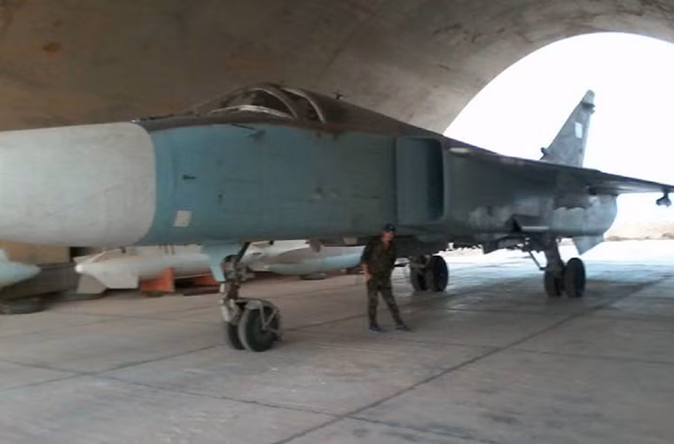 Tại căn cứ Tiyas, ngoài MiG-25, Không quân Syria còn có các phi đội máy bay tiêm kích bom Su-24MK, nhưng không rõ số lượng.