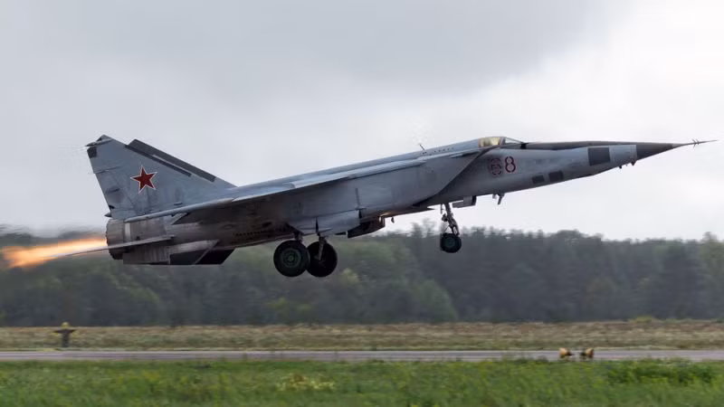 Không quân Syria có trong biên chế 4 phiên bản MiG-25 gồm: MiG-25P (biến thể đánh chặn mọi thời tiết, trang bị radar Smerch-A1 với khả năng mang 4 tên lửa R-40); MiG-25PD (biến thể nâng cấp MiG-25P trang bị radar RP-25M tốt hơn, có thể mang tên lửa đối không tầm ngắn R-60); MiG-25PDS (gói nâng cấp kéo dài tuổi thọ của MiG-25PD) và MiG-25RB (phiên bản trinh sát - ném bom với hệ thống ném bom tự động Peleng, máy bay mang được 8 bom 500kg).