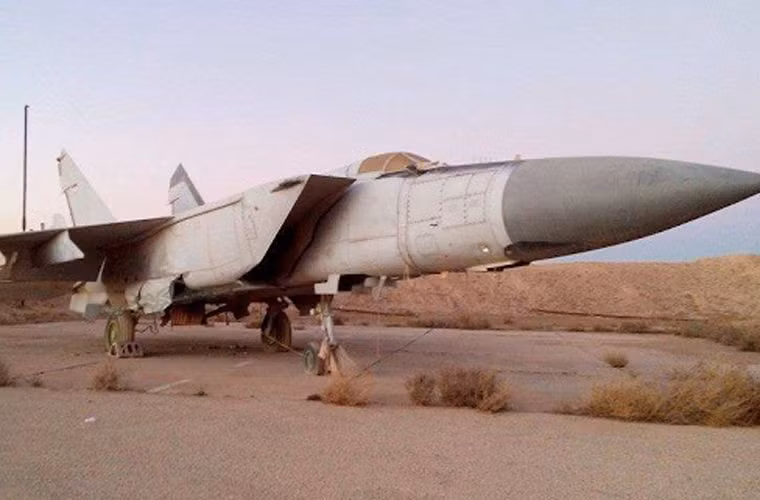 Mặc dù vậy, rất nhiều hình ảnh cho thấy các máy bay MiG-25 đã bị dừng hoạt động, nằm rỉ sét khắp nơi trong căn cứ Tiyas. Nguyên nhân việc Syria cho nghỉ hưu MiG-25 thay vì MiG-21 (cũ hơn cả MiG-25) do chi phí bảo dưỡng quá lớn cũng như MiG-25 được cho là dễ bị tổn thương bởi hệ thống gẫy nhiễu của Israel?