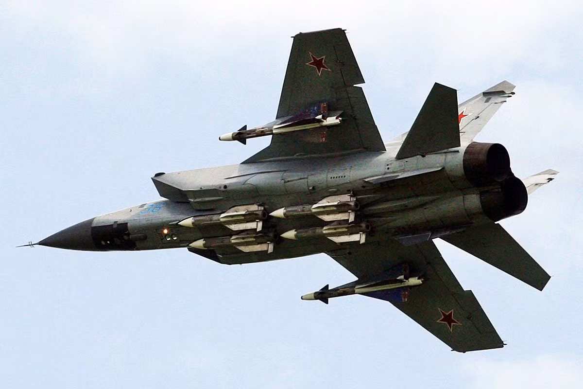 Tiêm kích đánh chặn MiG-25 do cục thiết kế Mikoyan-Gurevich phát triển từ đầu những năm 1960 cho nhiệm vụ đánh chặn và trinh sát. Nó được người ta biết đến nhiều với những kỷ lục về tốc độ hơn là thành tích trong chiến đấu. Nó có thể đạt tốc độ tối đa Mach 3,2 tức 3.470km/h, nhưng phi công thường được khuyến cáo chỉ nên bay vận tốc Mach 2,83 tức 3.200km/h là tối đa để bảo toàn động cơ.