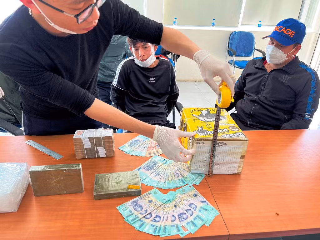 Van chuyen luong ma tuy ‘khung’ khi dang tam dinh chi chap hanh phat tu-Hinh-2
