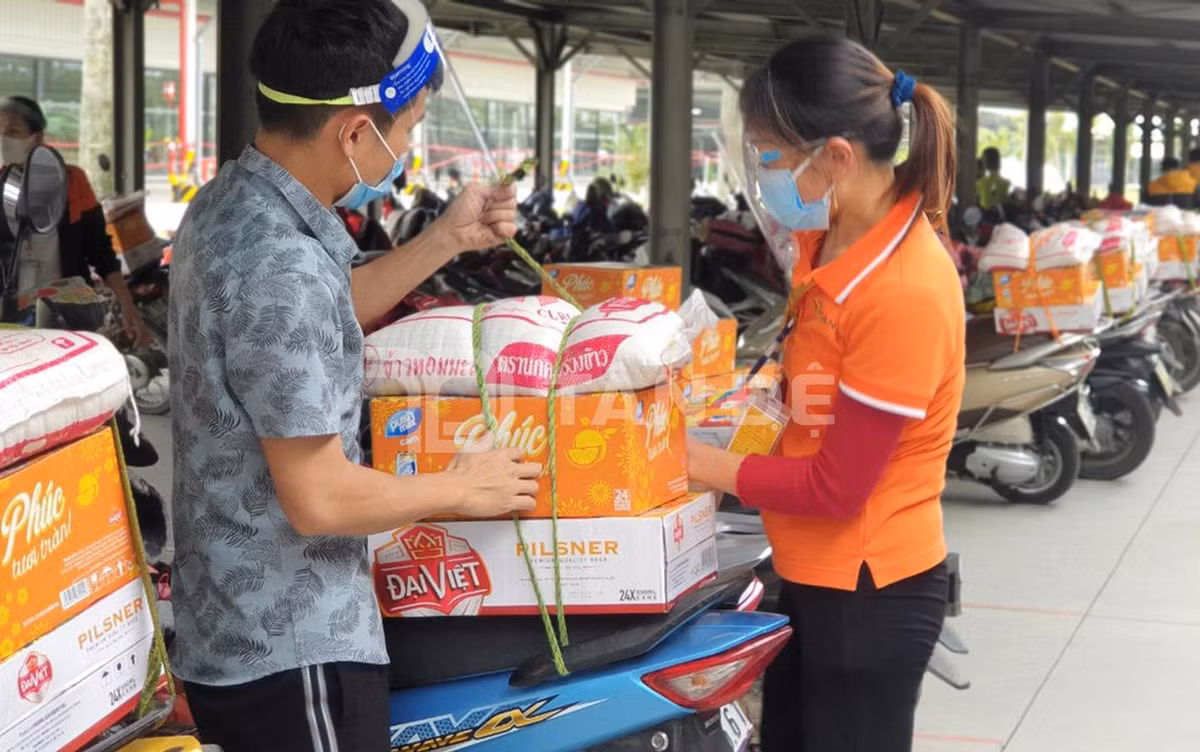 Phần quà tết cho công nhân được chằng buộc cẩn thận.