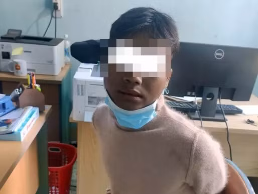  Bé gái 9 tuổi bị hiếp dâm khi đang đi chơi về: Ngày 20/1, Cơ quan CSĐT Công an huyện Chư Păh, tỉnh Gia Lai đang củng cố hồ sơ xử lý Rơ Châm Nuk (SN 2001, trú tại xã Ia Ka, huyện Chư Păh) về hành vi hiếp dâm. Trước đó, con gái 9 tuổi của anh T.C.B đang trên đường đi chơi về thì bị Rơ Châm Nuk đe dọa, thực hiện hành vi hiếp dâm. Tại cơ quan công an, bước đầu Rơ Châm Nuk đã khai nhận toàn bộ hành vi phạm tội của mình.