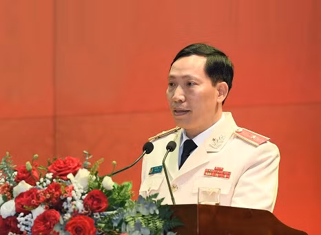 Thiếu tướng Lê Văn Tuyến từng đảm nhiệm các chức vụ: Phó Trưởng phòng, Trưởng phòng, Phó Cục trưởng Cục Tham mưu thuộc Tổng cục Chính trị CAND. Từ tháng 12/2017 đến tháng 12/2019, ông Tuyến được điều động, bổ nhiệm đến nhận công tác và giữ chức vụ Giám đốc Công an tỉnh Đắk Nông. Từ tháng 12/2019, được điều động giữ chức Giám đốc Công an tỉnh Đắk Lắk. Tháng 3/2021 đến nay, được điều động giữ chức vụ Phó Chủ nhiệm Thường trực Ủy ban Kiểm tra Đảng ủy Công an Trung ương, Thủ trưởng Cơ quan Ủy ban Kiểm tra Đảng ủy Công an Trung ương.