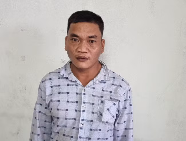  Khởi tố lái xe gây tai nạn khiến 2 người chết, 17 người bị thương. Ngày 1/1, Cơ quan CSĐT Công an thị xã An Nhơn (Bình Định) đã khởi tố vụ án, khởi tố bị can với Nguyễn Văn Thâu - tài xế xe đầu kéo gây ra vụ tại nạn giao thông đặc biệt nghiêm trọng trên tuyến tỉnh lộ qua địa bàn thị xã An Nhơn, làm 2 người chết và 17 người bị thương. Chiều 30/12, Thâu điều khiển xe đầu kéo BKS 77C 15414 kéo theo rơ-móc chạy trên tỉnh lộ 636, 638, khi đến ngã tư thôn An Thái (xã Nhơn Phúc) gây tai nạn liên hoàn với 11 mô tô và 1 xe đạp đang lưu thông trên đường làm nhiều người bị thương. Thâu tiếp tục điều khiển xe đầu kéo chạy theo tỉnh lộ 638, khi đến xã Nhơn Lộc tiếp tục va chạm với 2 xe máy, làm 1 người chết tại chỗ và 3 người bị thương. 