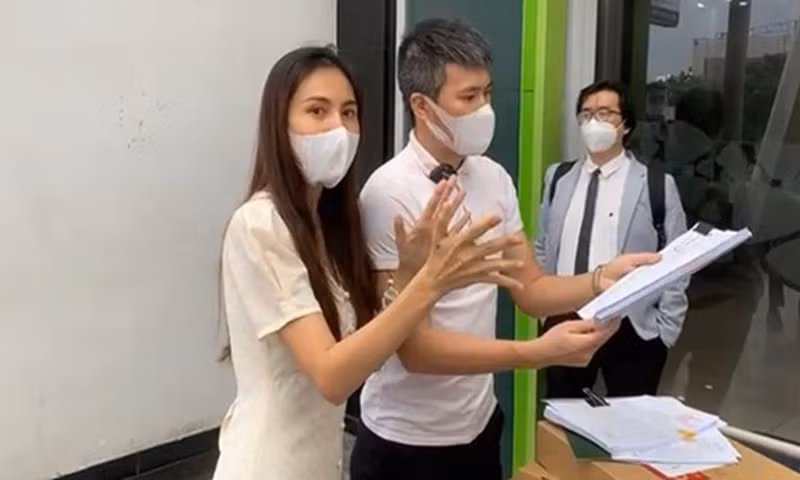 Cục Cảnh sát hình sự (C02) Bộ Công an xác định các cá nhân là các nghệ sĩ có kêu gọi từ thiện ủng hộ bão lụt, có công khai tài khoản để tiền các cá nhân tổ chức gửi vào tài khoản đó. Sau một thời gian nhất định, họ đã đóng tài khoản và dừng kêu gọi. Khi có lượng tiền vào tài khoản, họ trực tiếp hoặc thông qua đại diện đi địa phương làm từ thiện. C02 có căn cứ xác định, lượng tiền vào tài khoản và số tiền đi ủng hộ, xác định số tiền vào còn ít hơn số tiền các cá nhân đã đi ủng hộ các tỉnh. 