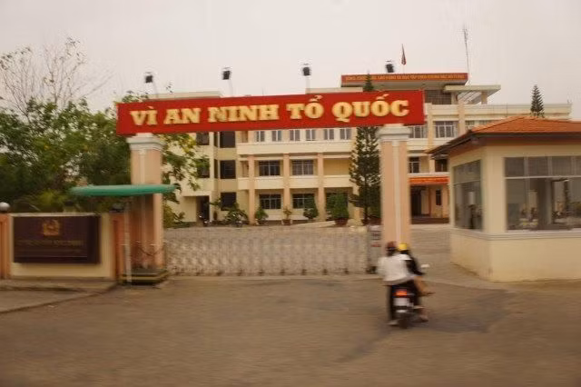 Công an Sóc Trăng đề nghị Bộ Công an kỷ luật 2 thượng tá. Ngày 8/1, Báo PL TP.HCM dẫn nguồn tin từ Công an tỉnh Sóc Trăng cho biết, đơn vị vừa đề nghị Bộ Công an xem xét kỷ luật về mặt chính quyền đối với Thượng tá Lê Minh Ca và Thượng tá Dương Hoài Việt. Hai cán bộ bị đề nghị xem xét kỷ luật vì liên quan đến sai phạm tài chính xảy ra tại Phòng Cảnh sát cơ động, Công an tỉnh Sóc Trăng. Ông Ca trước đây là Trưởng phòng Phòng Cảnh sát cơ động, Công an tỉnh Sóc Trăng, hiện đang nghỉ chờ hưu, còn ông Việt là Phó phòng. Trước đó, UBKT Công an tỉnh Sóc Trăng đã thi hành kỷ luật ông Ca với hình thức cảnh cáo, ông Việt bị kỷ luật cách hết các chức vụ trong Đảng. (Nguồn: PLO).