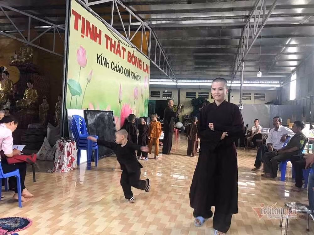 Thực tế, đa số trẻ sống trong hộ bà Cúc đều có mẹ đi cùng, không phải là trẻ em cơ nhỡ, không nơi nương tựa. Hiện tại, hộ bà Cúc có 18 người đang cư trú, trong đó có 6 trẻ em đều có mẹ ruột cùng tạm trú. Thời gian qua, nơi đây lợi dụng danh nghĩa nuôi trẻ mồ côi, cơ nhỡ không nơi nương tựa để kêu gọi lòng tốt của mọi người trong và ngoài nước giúp đỡ, trục lợi cá nhân, ảnh hưởng đến an ninh trật tự, dư luận xã hội. Qua kết quả xác minh từ các cơ quan chức năng cho thấy, số trẻ em, thanh niên sinh sống tại "Tịnh thất Bồng Lai" (Thiền am bên bờ vũ trụ) đa số không phải trẻ em mồ côi, cơ nhỡ. 