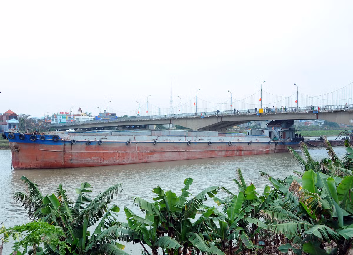 Can canh cau Thai Binh bi vo, nut dam sau khi tau thuy dam va-Hinh-2