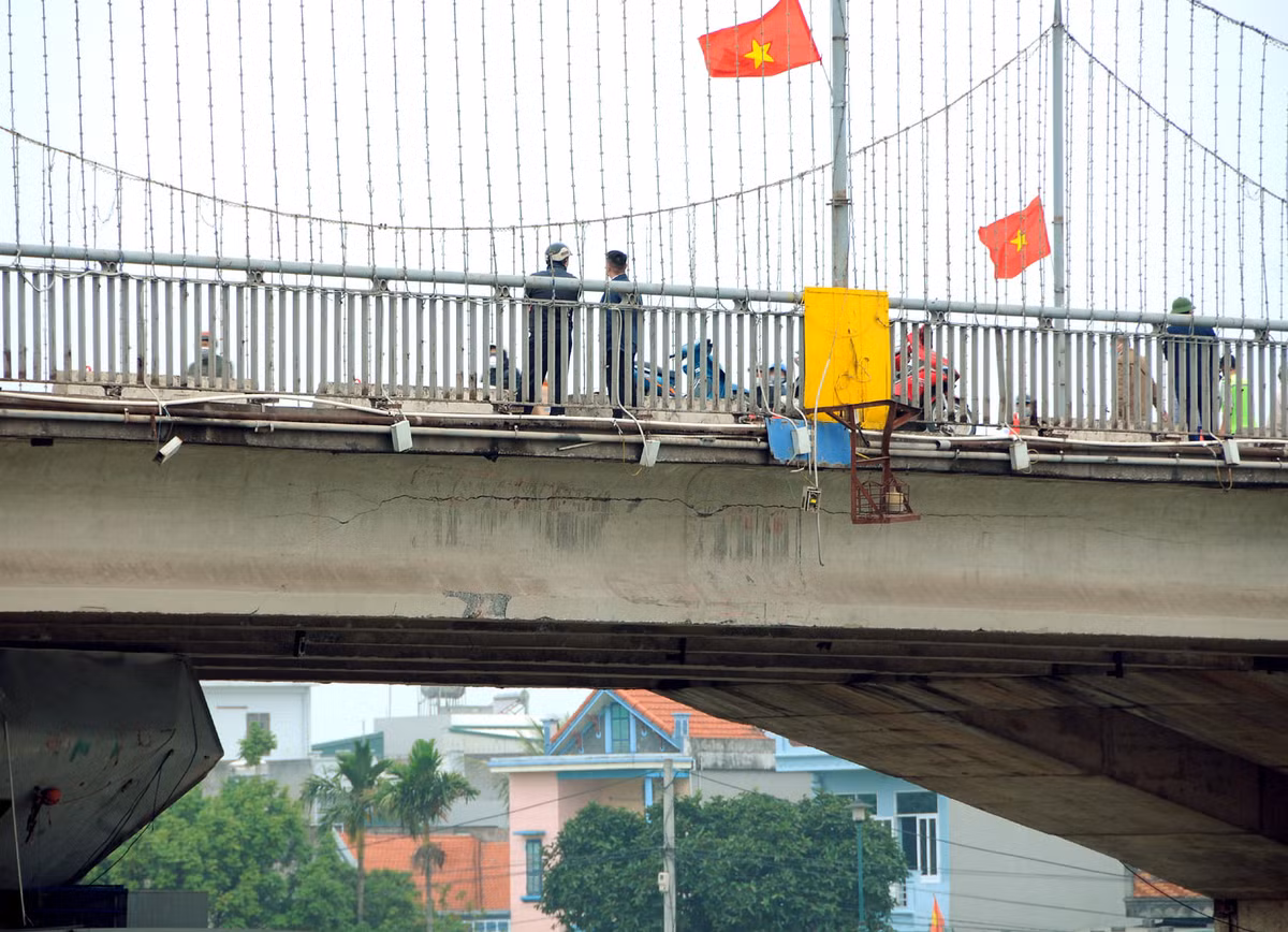 Vết nứt dầm cầu Thái Bình.