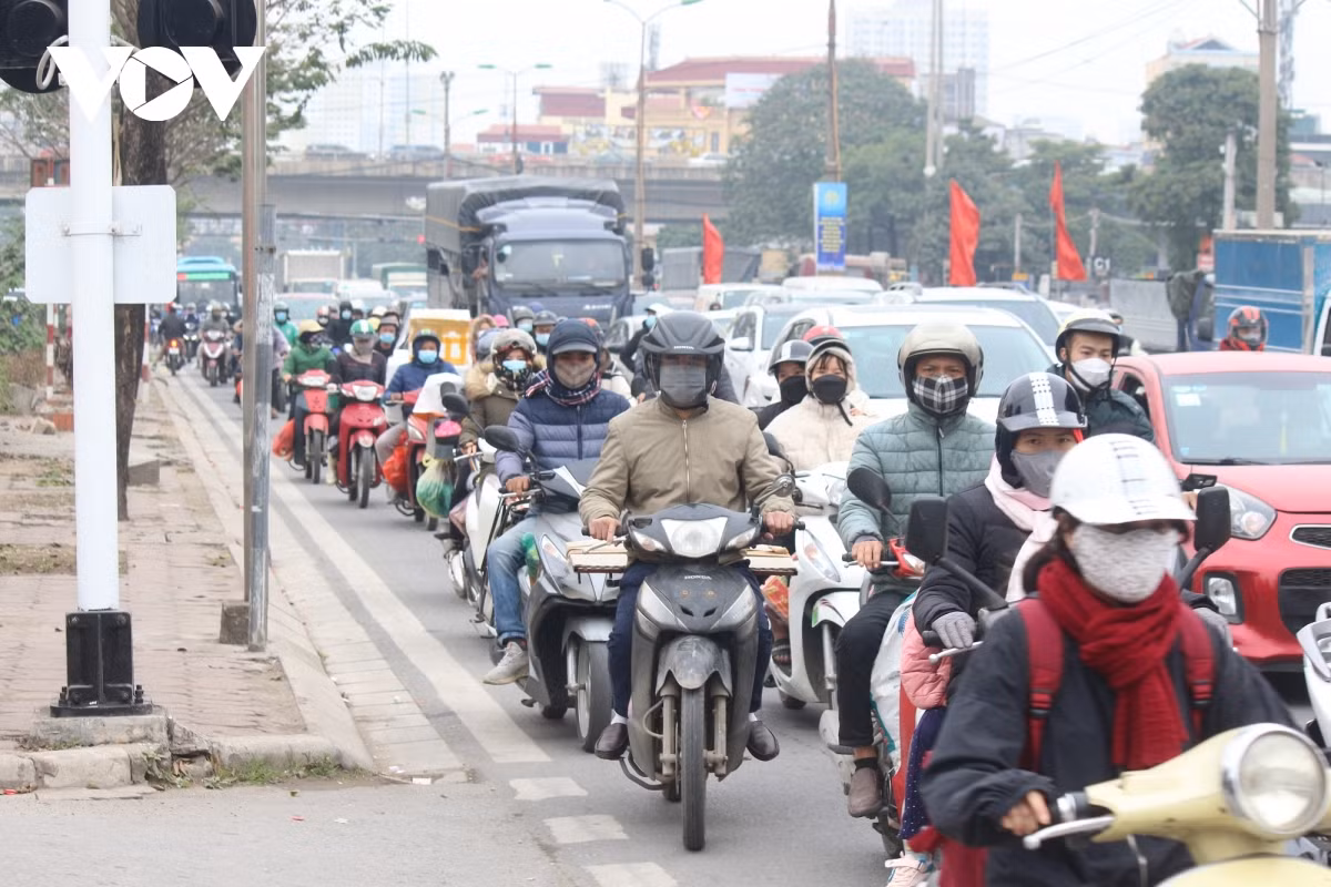 Dòng người di chuyển trên đường Ngọc Hồi. (Ảnh: VOV)