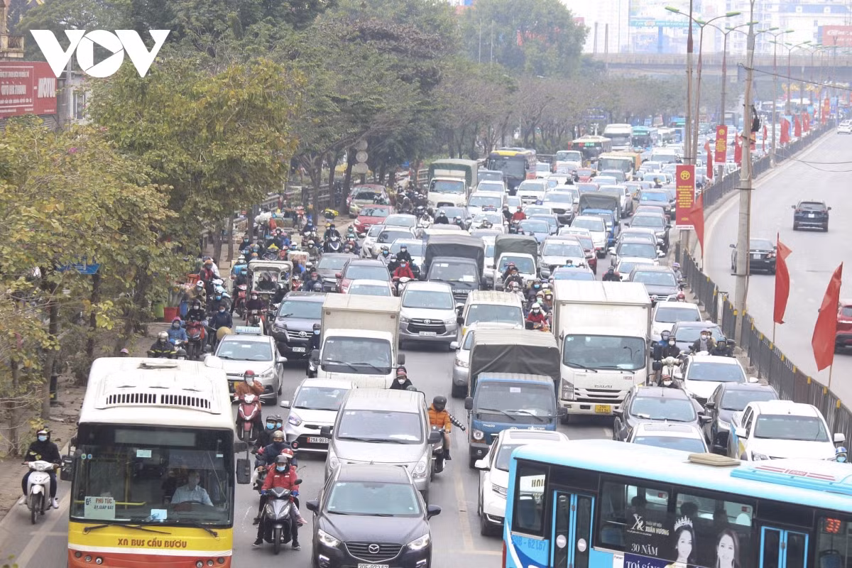 Do dịch bệnh COVID-19 diễn biến phức tạp, nên hầu hết mọi người lựa chọn về quê bằng hình thức đi xe cá nhân, thuê xe taxi, xe hợp đồng hoặc di chuyển bằng xe máy để tránh tiếp xúc với nhiều người. (Ảnh: VOV)