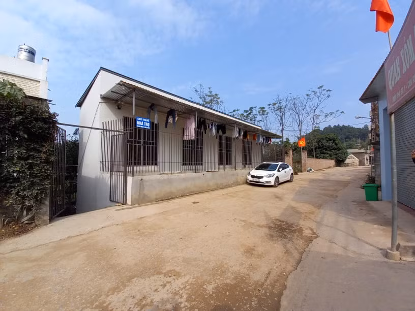 Công an xác định, tháng 9/2021, sau khi ly hôn chồng, chị Nguyễn Thị Luyến (mẹ bé A.) mang theo con gái, cùng Huyên chuyển đến thuê trọ tại thôn Phú Đa 1, xã Cần Kiệm, Thạch Thất, Hà Nội. Quá trình sinh sống, do bức xúc việc cháu A. là con riêng của người tình nên Huyên nảy sinh ý định hành hạ, đánh đập và giết cháu bé để không phải nuôi dưỡng, không làm ảnh hưởng đến cuộc sống của hai người. Huyên đã 4 lần hành hạ cháu bé bằng các thủ đoạn như cho uống thuốc trừ sâu, đánh gãy tay, bắt nuốt đinh ốc vít... 