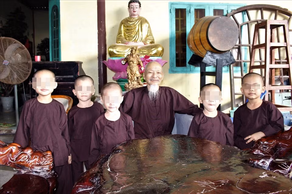 Tuy nhiên, thực tế, đa số trẻ sống trong hộ bà Cúc đều có mẹ đi cùng, không phải là trẻ em cơ nhỡ, không nơi nương tựa. Hiện tại, hộ bà Cúc có 18 người đang cư trú, trong đó có 6 trẻ em đều có mẹ ruột cùng tạm trú. Thời gian qua, nơi đây lợi dụng danh nghĩa nuôi trẻ mồ côi, cơ nhỡ không nơi nương tựa để kêu gọi lòng tốt của mọi người trong và ngoài nước giúp đỡ, trục lợi cá nhân, ảnh hưởng đến an ninh trật tự, dư luận xã hội.