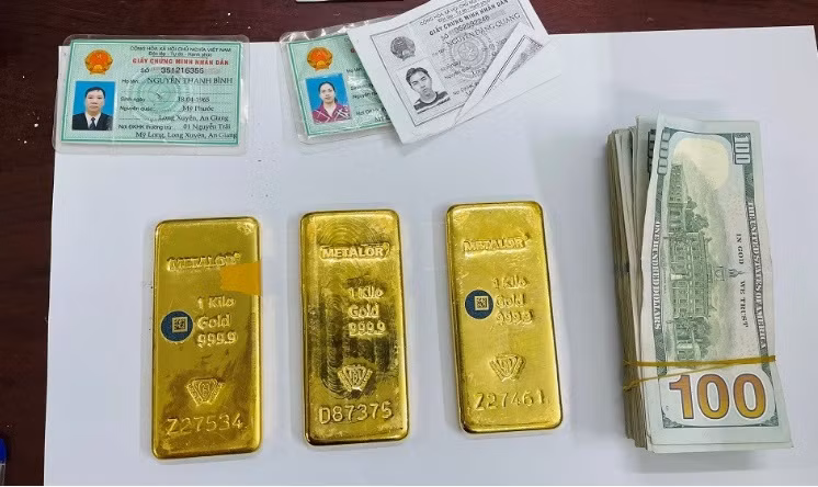 Tại hiện trường, lực lượng Công an thu giữ tang vật gồm: 3 thỏi kim loại màu vàng (trọng lượng 3 kg, nghi vấn vàng 9999 nhập lậu từ Campuchia), gần 170.000 USD và 700 triệu đồng.
