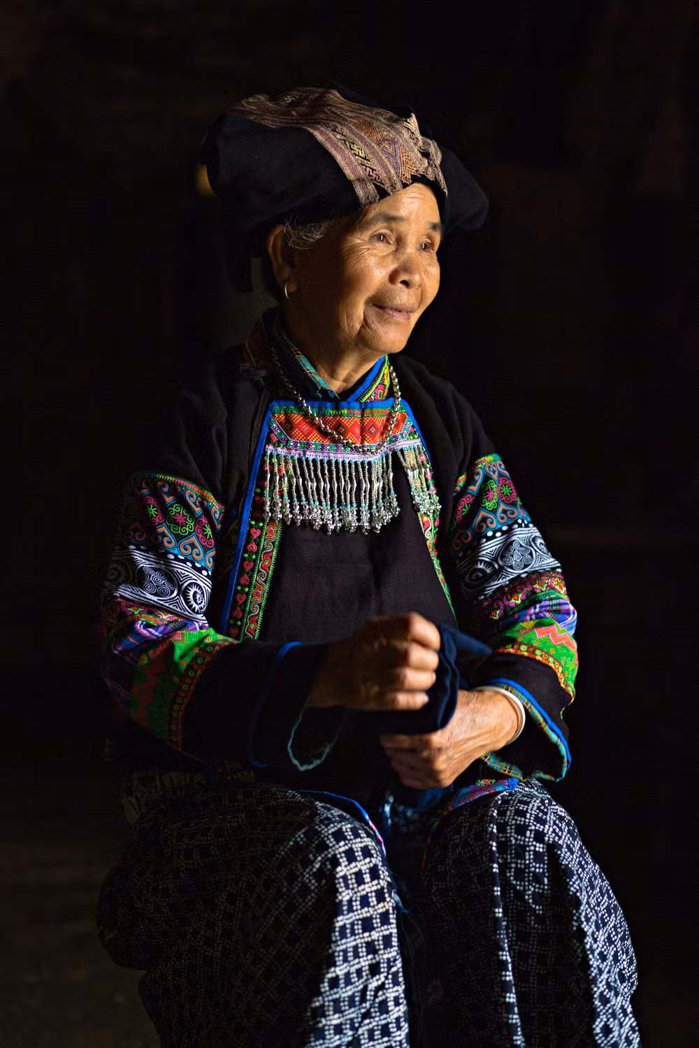 Mỗi lần ghé thăm các bộ tộc, Réhahn dành rất nhiều thời gian lắng nghe câu chuyện của những người lớn tuổi trong làng về nơi họ bắt đầu sinh sống.
