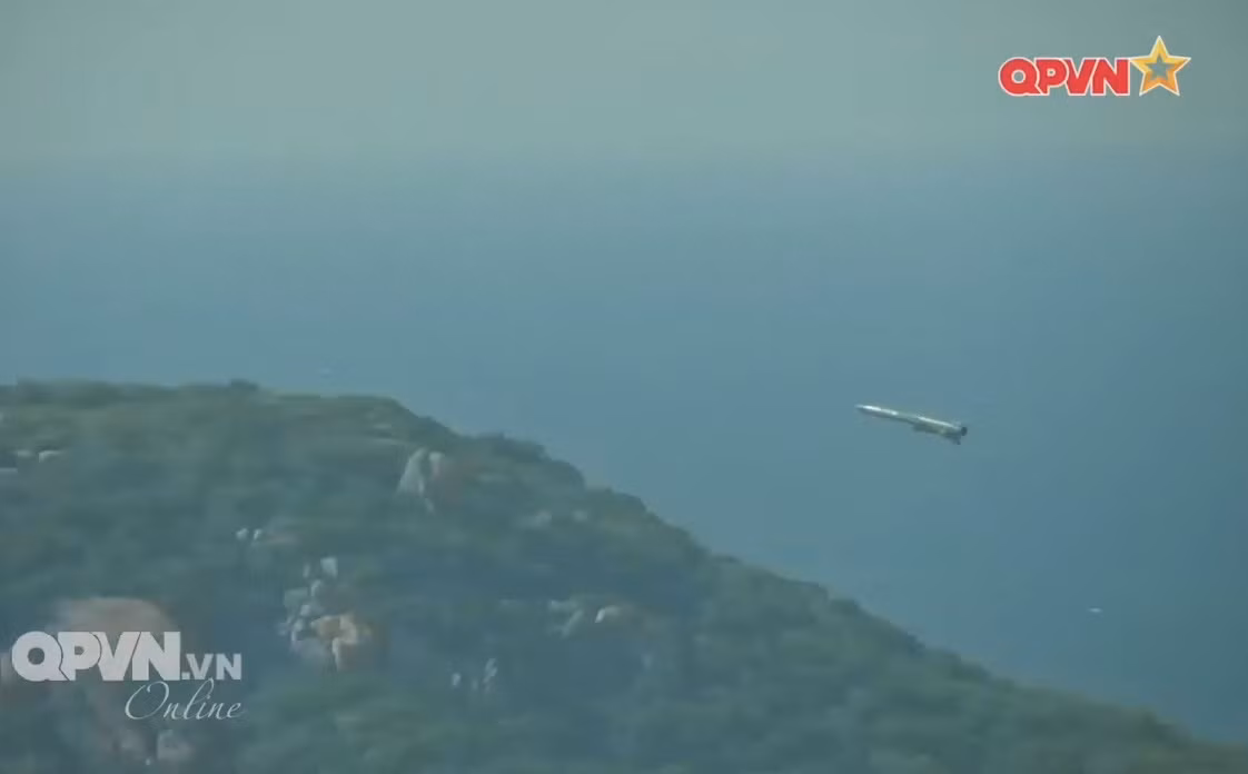 Tên lửa có độ cao hành trình từ 100-400m, hoặc có thể bay cao từ 4.000-7.000m trong trường hợp dùng radar của tên lửa để dẫn đường cho các tên lửa khác. Nguồn ảnh: Kênh QPVN