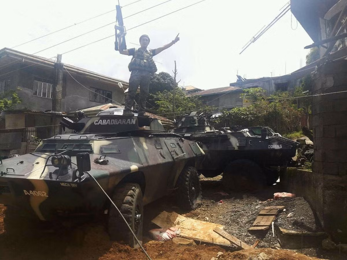 Trong các cuộc giao tranh ở Marawi đã ghi nhận một số thiệt hại của lực lượng thiết giáp Philippines. Trong ảnh, hai chiếc xe thiết giáp trinh sát hạng nhẹ V-150 và GKN Simba của Quân đội Philippines bị quân khủng bố phục kích tiêu diệt ở Marawi. Nguồn ảnh: Philstar