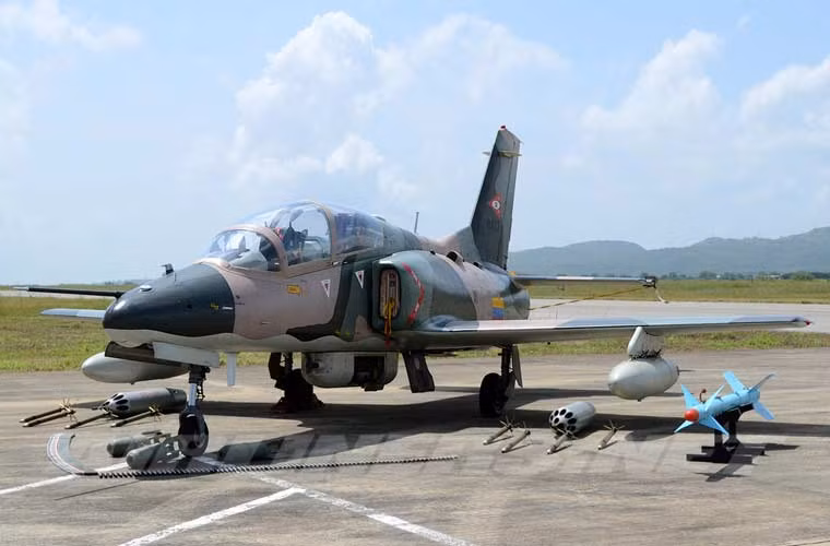 Nhưng đóng vai trò chủ lực trong huấn luyện phi công chiến đấu vẫn là các máy bay do Trung Quốc chế tạo, gồm 6 chiếc FT-7S (biến thể huấn luyện của F-7) và 18 chiếc K-8W - máy bay huấn luyện chiến đấu chuyên dụng. K-8W được xem là mẫu máy bay huấn luyện chiến đấu phản lực thành công nhất do Trung Quốc sản xuất, xuất khẩu tới nhiều quốc gia trên thế giới. K-8W có thể đảm nhiệm vai trò cường kích hạng nhẹ khi mang được pháo 23mm, bom, rocket...
