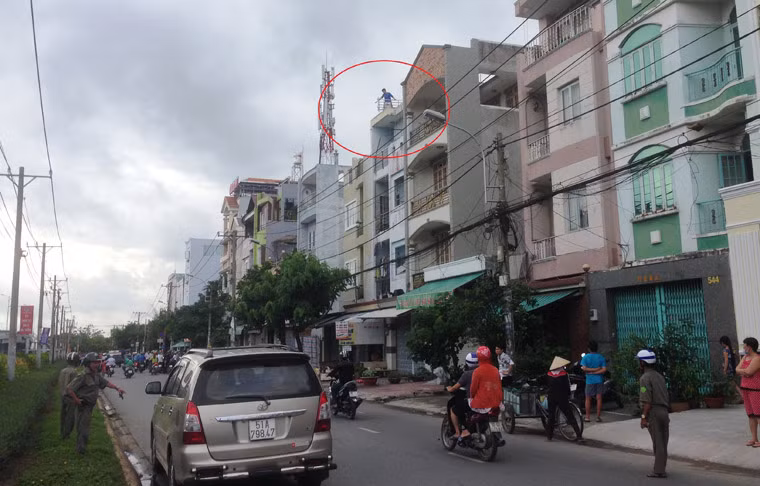 Lúc này, Thừa tiếp tục xông lên sân thượng căn nhà trọ và trèo qua các tòa nhà khác đập phá tài sản, ném gạch đá, bình chữa cháy, kính, chậu kiểng và bất cứ vật gì y nhìn thấy xuống đường.