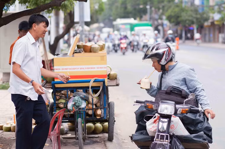 Xe bán dừa lạnh cũng vô cùng đắt khách.