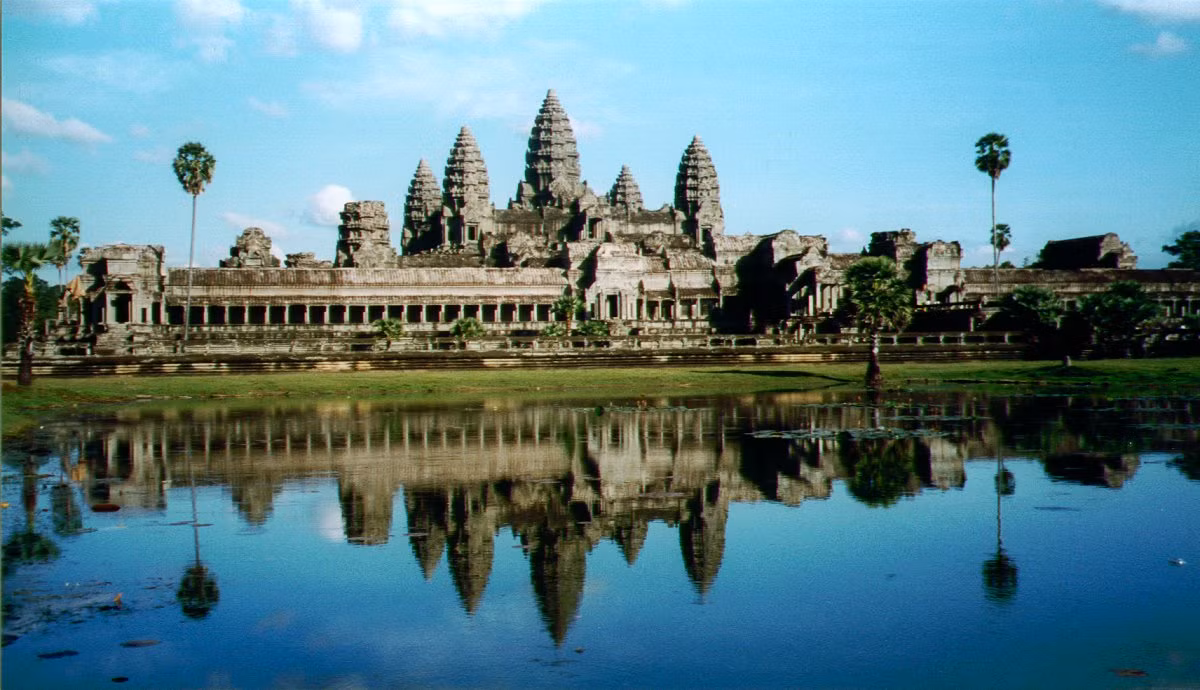 2. Đế chế Khmer: Nền văn minh ảnh hưởng rộng rãi và để lại các di tích kiến trúc đá. Tuy nhiên, họ chịu áp lực từ xâm lược và xung đột quyền lực, dẫn đến sự suy yếu.