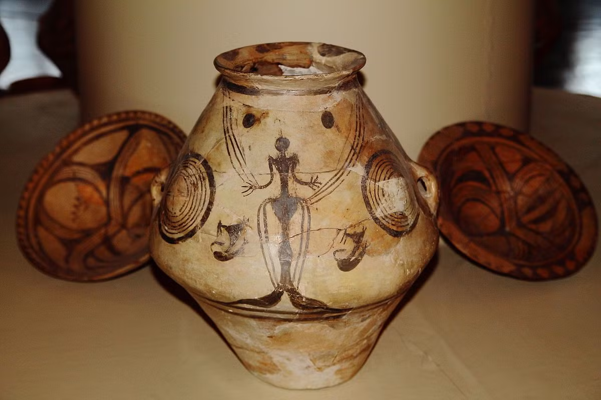 7. Nền văn minh Cucuteni-Trypillian: Những người trong thời kỳ này có thói quen đốt làng và xây dựng lại sau một thời gian. Sự biến mất của nền văn minh này có thể liên quan đến xung đột nội bộ hoặc thay đổi khí hậu.