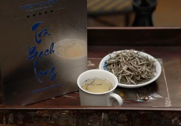 Do tính hiếm có và quý giá, giá thành phẩm của trà Bạch Long đạt tới 680 triệu đồng/kg, là một trong những loại trà đắt nhất tại Việt Nam. 