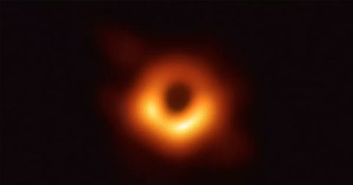 Nhóm nhà vật lý đã quan sát hố đen này từ Đài quan sát tia X Chandra của NASA, tính toán tốc độ quay của nó thông qua phương pháp dòng chảy ra.