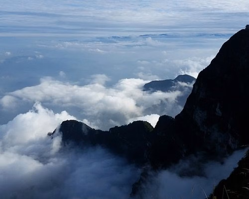 Ông cùng họ hàng của mình báo cho công an. Sau điều tra, cảnh sát kết luận, hiện tượng trên là do chất nổ gây ra. Nhằm bảo đảm sự nguyên vẹn của lăng mộ, chuyên gia nhanh chóng yêu cầu giới chức trách phong tỏa cả ngọn núi.