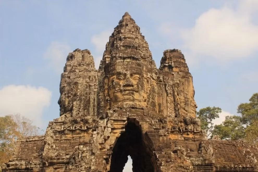 3. Đa tôn giáo: Ban đầu, kỳ quan Angkor Wat được xây dựng để thờ cúng thần Vishnu theo đạo Ấn Độ giáo. Tuy nhiên, sau đó, nó đã sáp nhập nhiều yếu tố Phật giáo và trở thành một nơi linh thiêng cho cả hai tôn giáo.