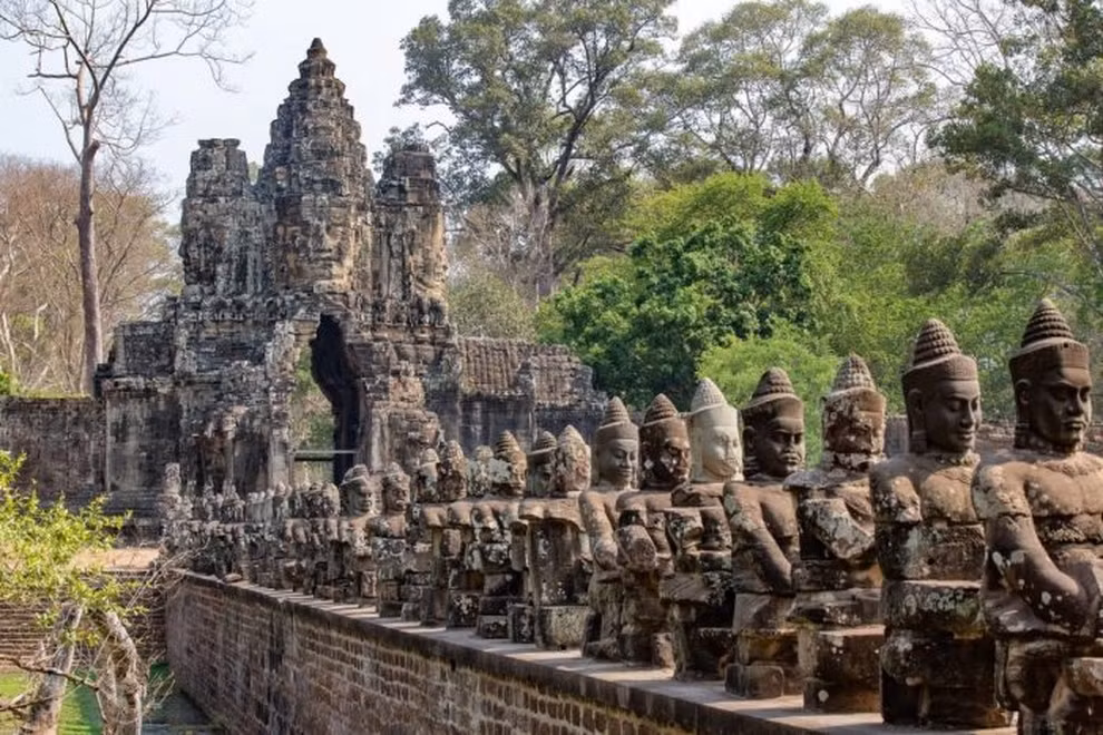 7. Hướng hình: Hầu hết các ngôi đền Khmer hướng về phía đông, nhưng Angkor Wat hướng về phía tây. Một số giả thuyết cho rằng hướng tây biểu thị mối tương quan giữa cái chết và sự sống, với phía tây biểu thị cái chết và phía đông biểu thị sự sống.