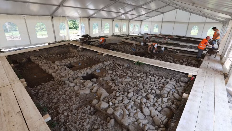 Các nhà khảo cổ cũng tìm thấy bình amphorae chứa các chất lỏng như rượu vang, dầu ô liu và nước mắm, làm chứng cho việc giao thương giữa người La Mã và những người ở Địa Trung Hải.
