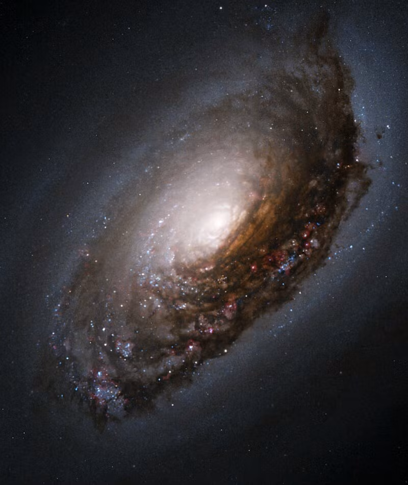 Messier 64, còn được biết đến với biệt danh "Thiên hà Mắt Đen" hoặc "Thiên hà Mắt Quỷ," là một thiên hà xoắn ốc nằm cách Trái đất khoảng 17 triệu năm ánh sáng trong chòm sao Coma Berenices. (Ảnh: NASA)