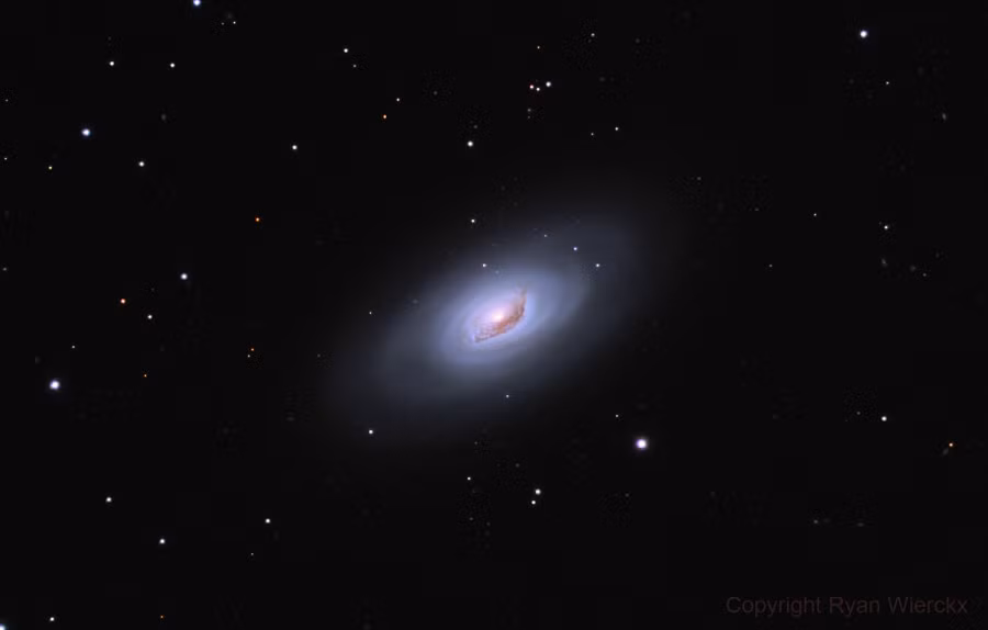 Messier 64 được phát hiện vào tháng 03/1779 bởi Edward Pigott và sau đó được độc lập khám phá bởi Johann Elert Bode vào tháng 4 cùng năm, cũng như bởi Charles Messier vào năm 1780.