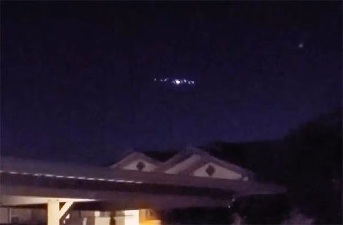 Trên thực tế, có nhiều báo cáo và tài liệu ghi lại về các quan sát UFO trên khắp thế giới. Một số người cho rằng họ đã chứng kiến các hoạt động không thể giải thích được bằng cách thông thường, như di chuyển nhanh và thay đổi hướng không đáng kể.