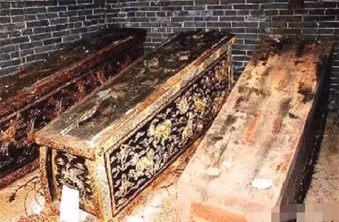Tuy nhiên, các chuyên gia sau cuộc khám nghiệm thi hài của Bao Công được tìm thấy trong mộ cổ ở Đại Hưng Tập đã phát hiện hàm lượng các nguyên tố trong xương của Bao Công không chứa dấu hiệu của đầu độc.