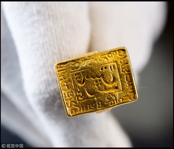 Kho báu lịch sử bao gồm khẩu súng Tiger of Mysore và thanh kiếm Firangi nạm vàng, đều từ cuộc chiến cuối cùng của Sultan.