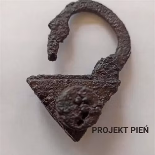 Hài cốt của đứa trẻ được chôn úp mặt với một ổ khóa sắt hình tam giác dưới chân để ngăn nó ngồi dậy và rời khỏi mộ, được giải thích bởi nhà nghiên cứu Dariusz Polinski.