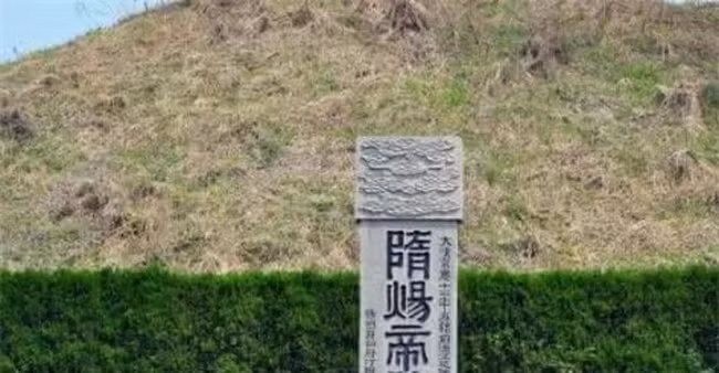 Điều đáng ngạc nhiên là mộ của một vị hoàng đế từng cao ngạo lại được chôn vùi dưới bãi phế thải.