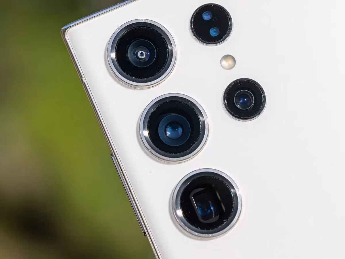 Camera có thể giảm ống kính tele 10X để sử dụng ống kính 5X, tương tự như iPhone 15 Pro Max, nhưng với cảm biến lớn hơn để cải thiện hiệu suất trong điều kiện ánh sáng thấp.
