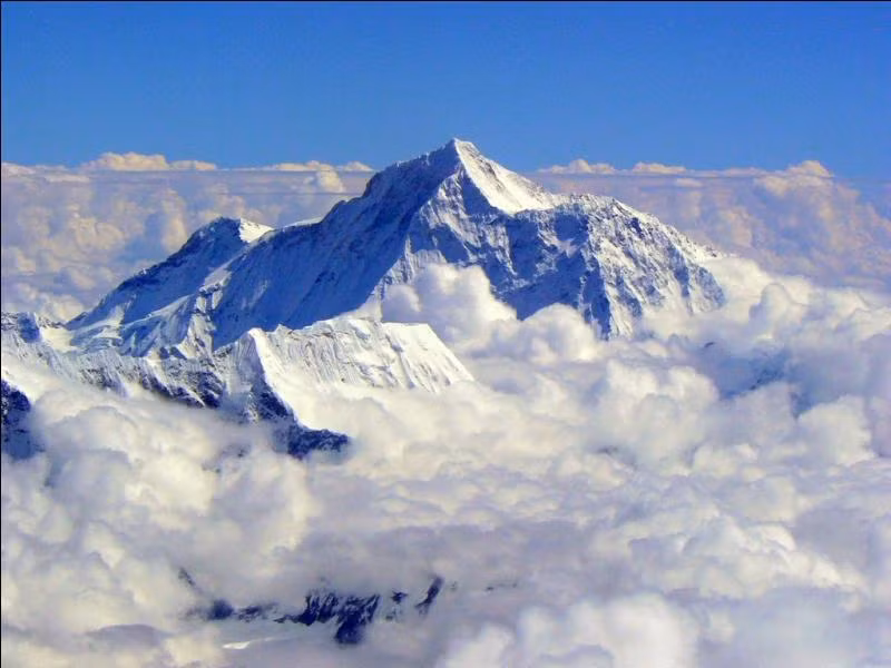 Các đứt gãy kiến tạo xung quanh dãy Himalaya là một yếu tố quan trọng trong việc hình thành các cấu trúc rỗng. Các vết nứt và đứt gãy làm cho đá bên trong lớp vỏ dịch chuyển và nứt ra, tạo ra nhiều lỗ hổng.